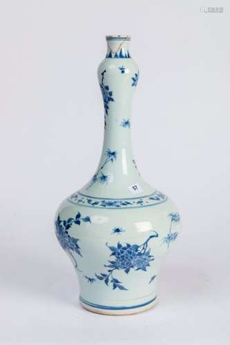 CHINE. VASE pansu à col étroit, le décor bleu blan…