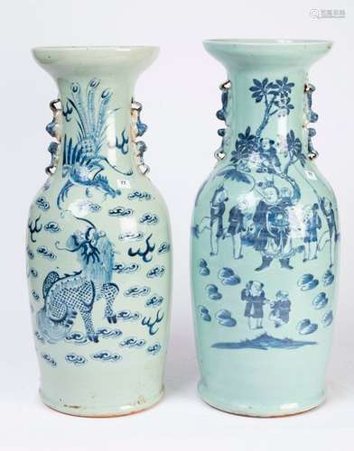 CHINE. Deux VASES en porcelaine à décor bleu blanc…