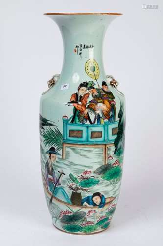 CHINE. VASE en porcelaine à décor de personnages v…