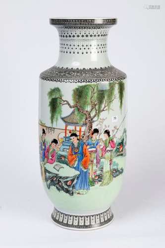 CHINE. VASE en porcelaine à polychrome d'élégantes…