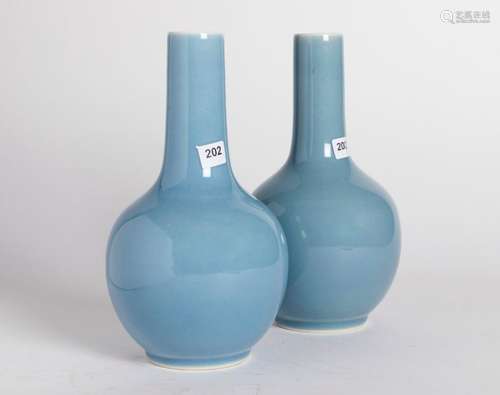 CHINE. Paire de VASES bouteilles en porcelaine à c…