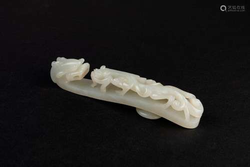 CHINE. FIBULE en jade sculpté et gravé, à motifs d…