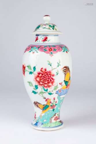 CHINE. VASE couvert en porcelaine à décor polychro…