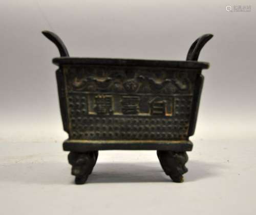 CHINE. VASE quadrangulaire et quadripode en bronze…