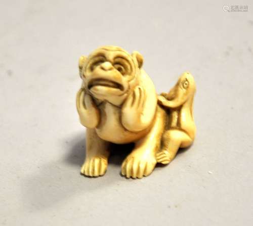 JAPON. NETSUKE en ivoire sculpté, gravé et patiné …