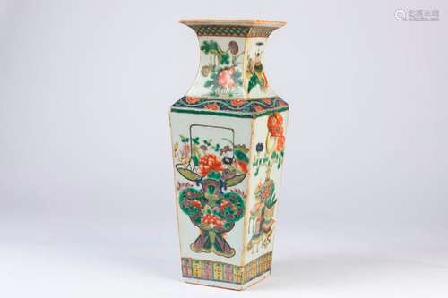 CHINE. VASE de section carrée à décor polychrome d…