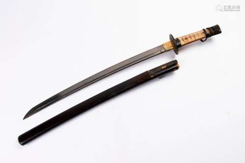 JAPON. SABRE Katana, la lame en acier à gouttières…