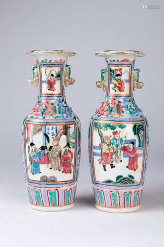 CHINE. Paire de VASES en porcelaine à décor de scè…