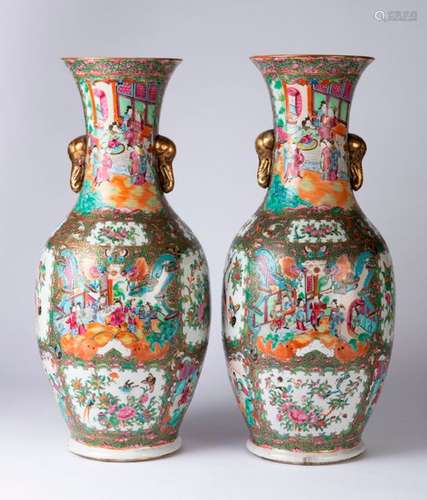 CHINE, Canton. Paire de VASES en porcelaine à déco…