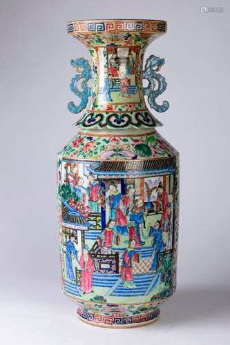 CHINE. VASE en porcelaine à décor polychrome de sc…