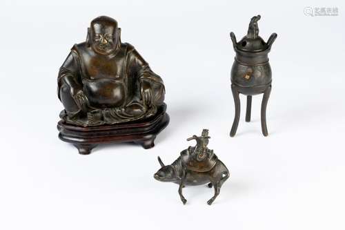 CHINE. Lot de petits bronzes patinés comprenant un…