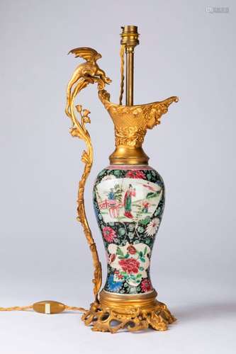 CHINE. VASE en porcelaine à décor poylchrome de pe…