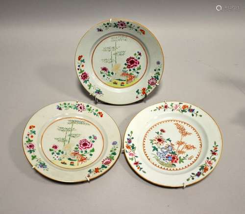 Compagnie des Indes. Trois ASSIETTES en porcelaine…