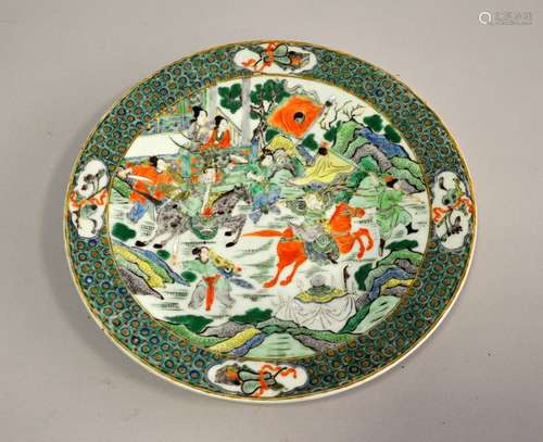 CHINE, Canton. PLAT en porcelaine à décor polychro…