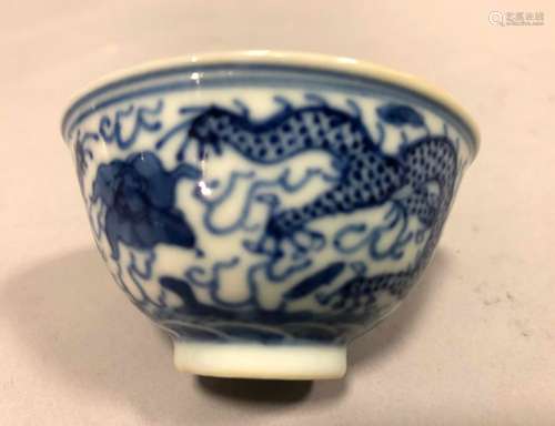 CHINE. SORBET en porcelaine à décor bleu blanc d'u…