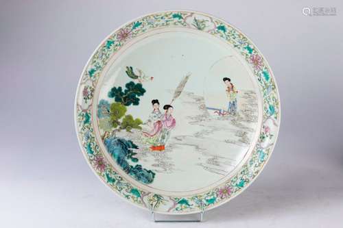 CHINE. PLAT circulaire en porcelaine à décor polyc…