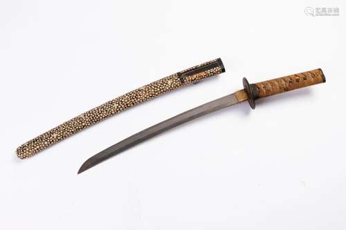 CHINE. SABRE à lame courbe (L. 46 cm), la poignée …