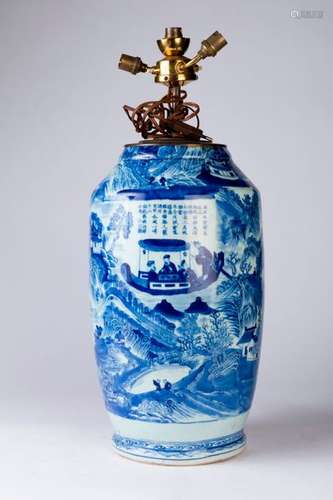 CHINE. VASE à décor en camaïeu de bleu d'un paysag…