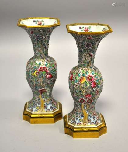 CHINE. Paire de VASES Gu en porcelaine à décor pol…