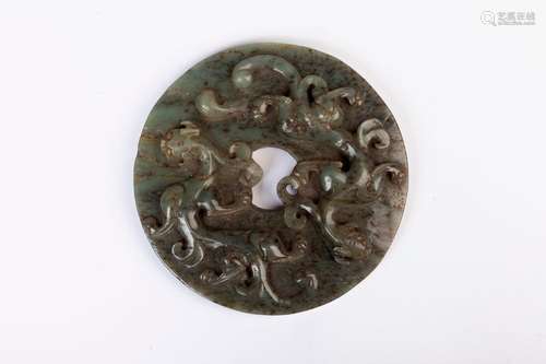 CHINE. DISQUE Bi en pierre dure sculptée de deux d…