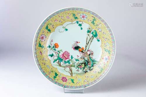 CHINE. PLAT circulaire en porcelaine à décor polyc…