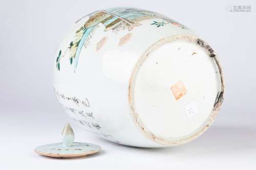 CHINE. POT couvert en porcelaine à décor polychrom…