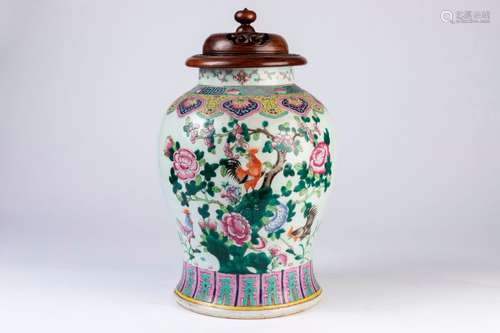 CHINE. POT couvert en porcelaine à décor polychrom…