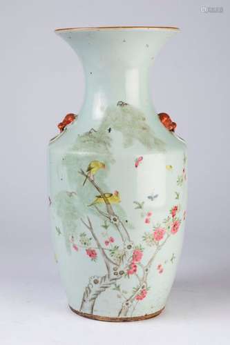 CHINE. VASE en porcelaine à décor poylchrome d'ois…