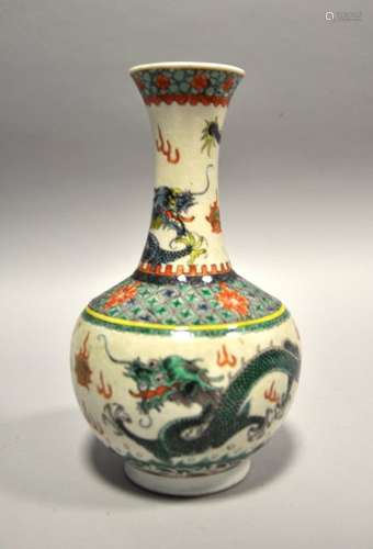 CHINE. VASE en porcelaine à décor polychrome du dr…