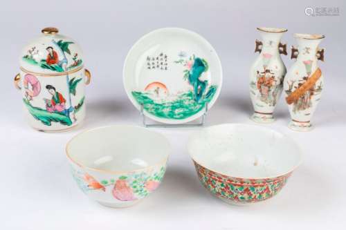 CHINE. Lot en porcelaine à décor polychrome compre…
