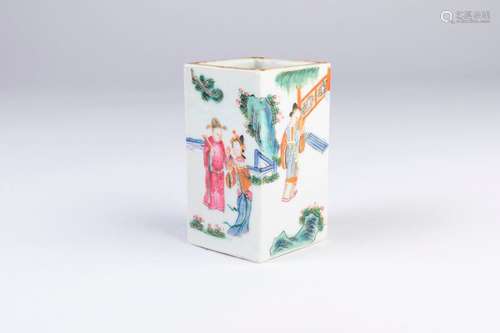 CHINE. Petit VASE de section carrée en porcelaine …