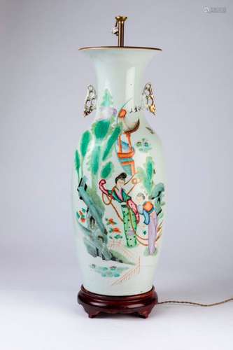 CHINE. VASE en porcelaine à décor de paysages anim…