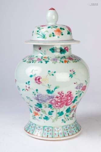 CHINE. POTICHE en porcelaine à décor floral polych…