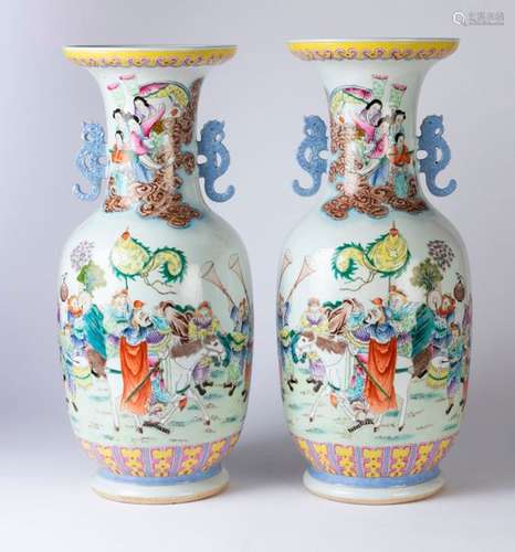 CHINE. Paire de VASES en porcelaine à décor polych…