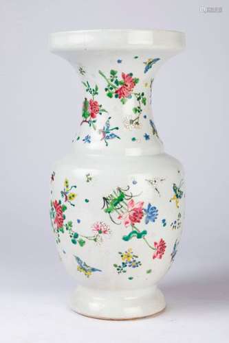 CHINE. VASE en porcelaine à décor polychrome de pa…