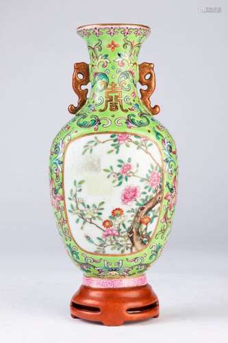 CHINE. Petit VASE d'applique en porcelaine à décor…