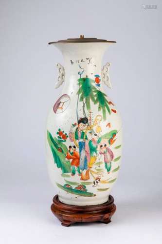 CHINE. VASE ovoïde en porcelaine à décor polychrom…