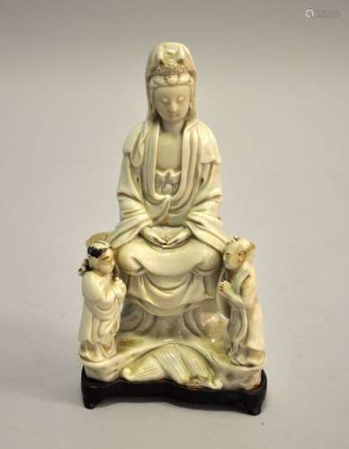 CHINE. GUANYIN flanquée de deux serviteurs, en por…