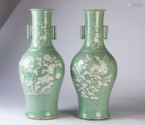 CHINE. Paire de VASES balustres en porcelaine céla…