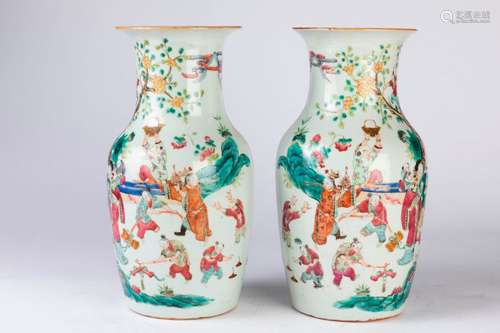 CHINE. Paire de VASES en décor polychrome de scèes…