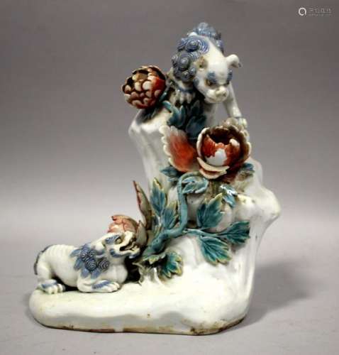 CHINE. SUJET en porcelaine à décor polychrome, fig…