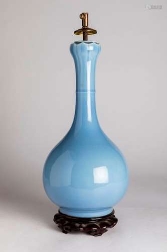 CHINE. VASE bouteille à couverte bleu ciel, le col…