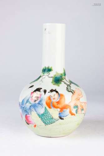 CHINE. Petit VASE bouteille en porcelaine à décor …