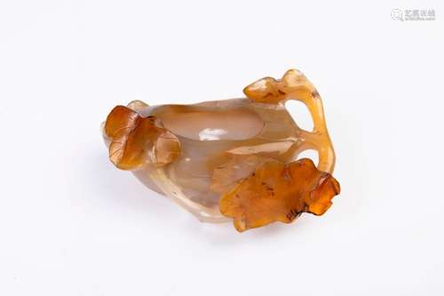 CHINE. RINCE PINCEAU en agate sculptée à décor vég…