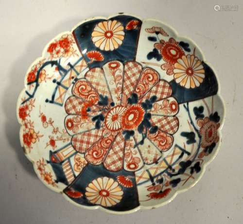 JAPON, Imari. ASSIETTE polylobée en porcelaine à d…