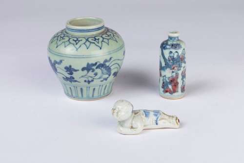 CHINE. Lot en porcelaine à décor bleu blanc compre…