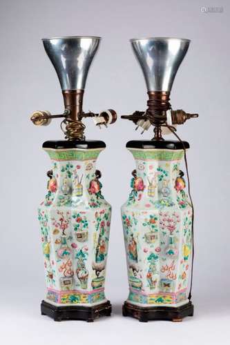 CHINE. Paire de VASES octogonaux en porcelaine à d…