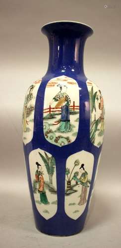 CHINE. VASE rouleau en porcelaine à décor de perso…