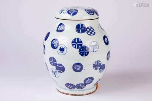 CHINE. POT couvert en porcelaine à décor bleu blan…