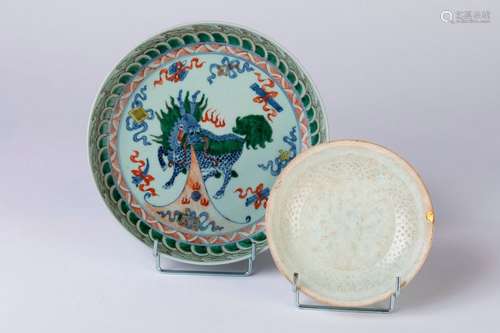 CHINE. Lot comprenant une ASSIETTE en porcelaine à…